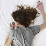 6 raisons de ne pas dormir avec des lentilles S'endormir avec ses lentilles (Unsplash)
